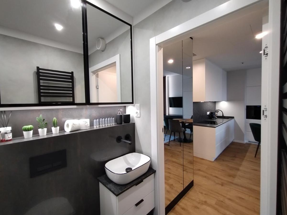Wola Tower Deluxe Separate Bedroom With Free Garage - By Perfect Apart Warsaw Exterior photo