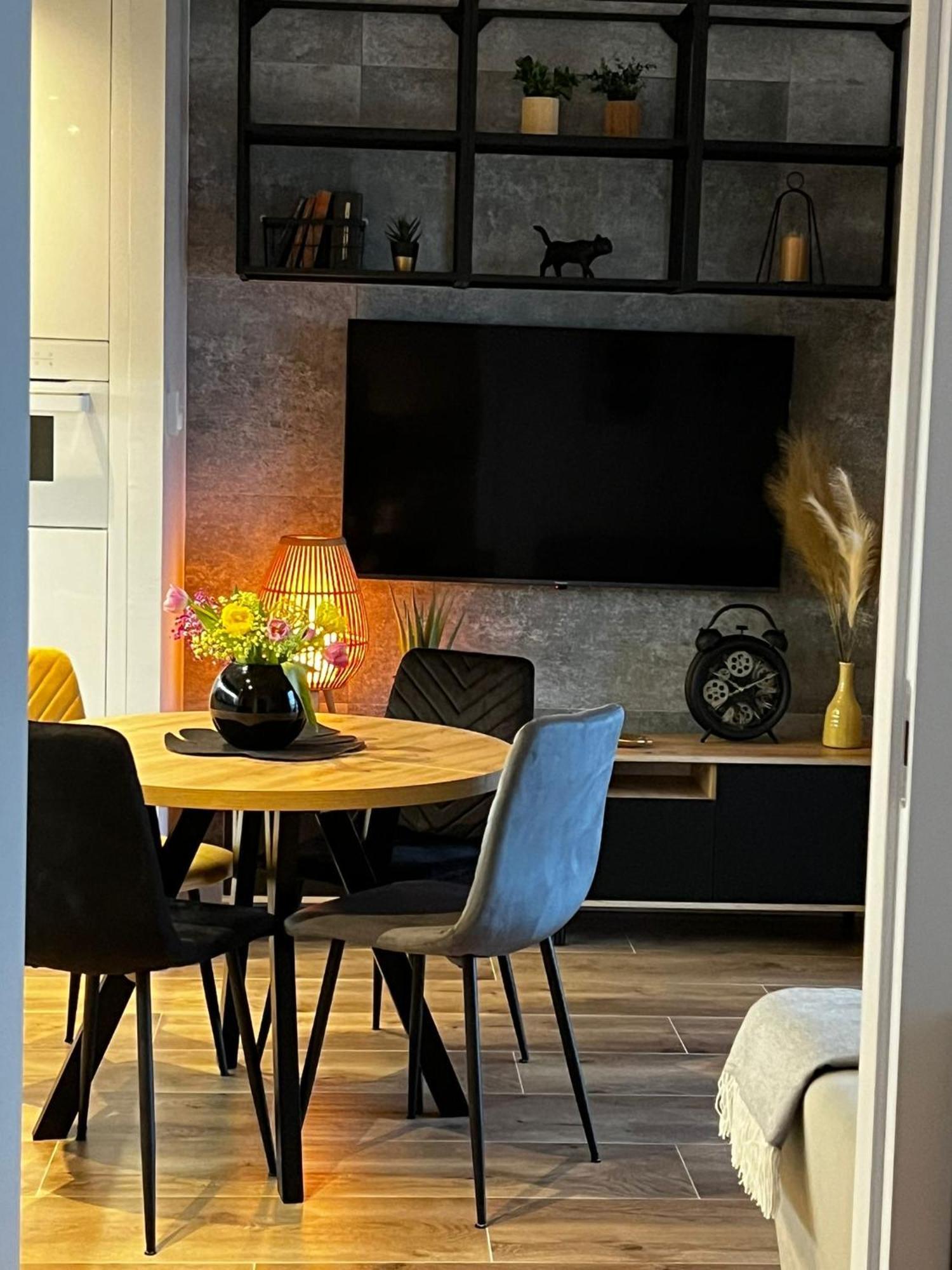 Wola Tower Deluxe Separate Bedroom With Free Garage - By Perfect Apart Warsaw Exterior photo